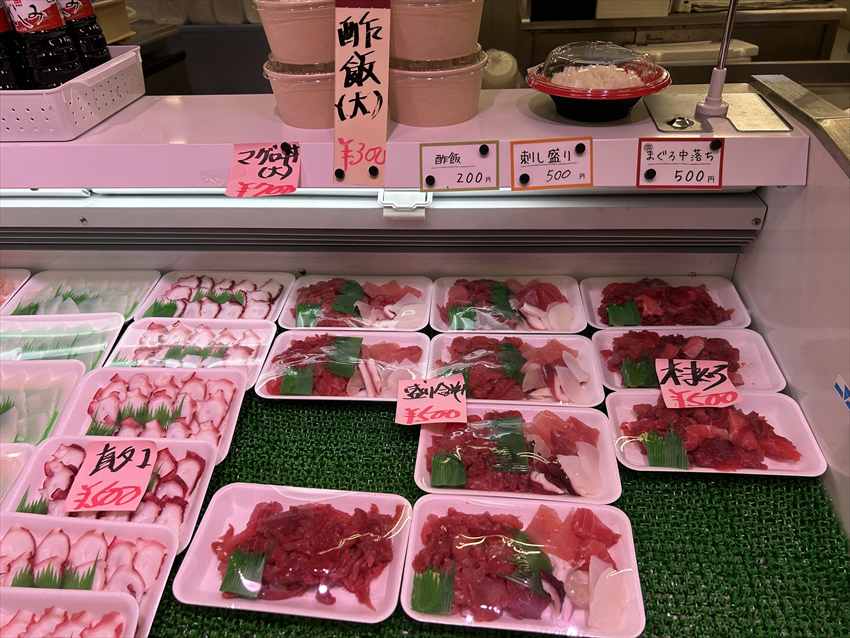 なはまぐろ市場　酢飯200円と本マグロ500円で格安マグロ丼。安い！2026/03/05撮影