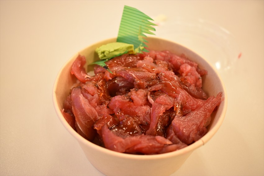 なはまぐろ市場:ワンコインのマグロ丼をいただく