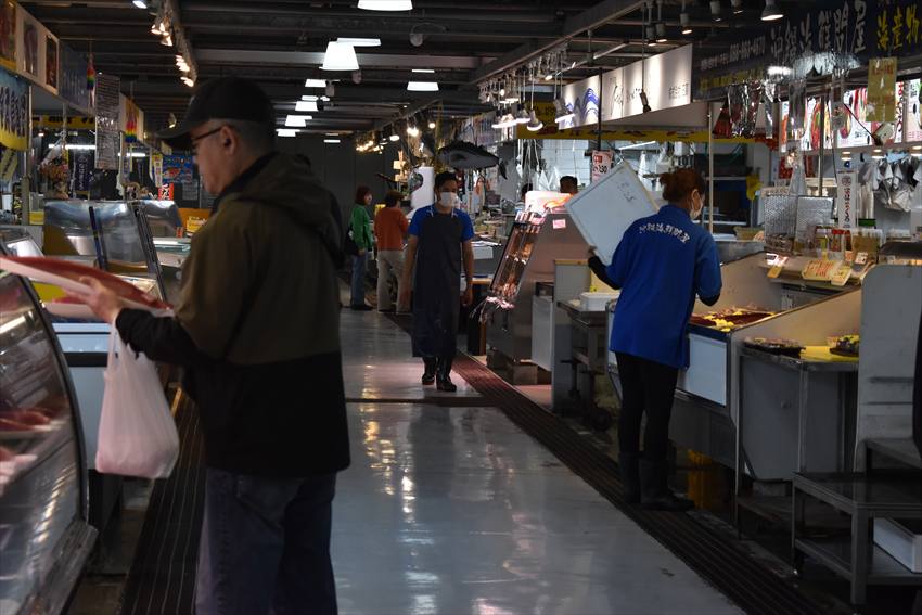 泊ゆいまち市場の様子 午前8時30くらい