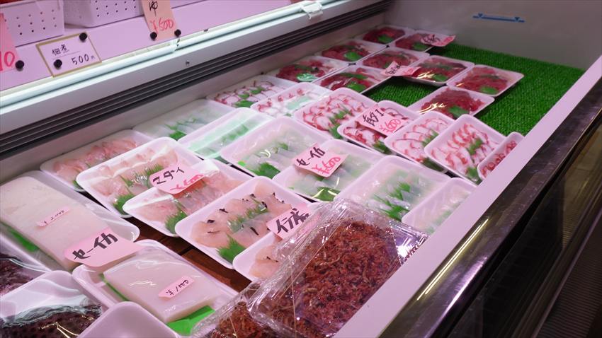 なはまぐろ市場１Ｆお魚を買って丼にしてくれます。