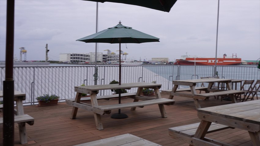 なはまぐろ市場2階テラス席からの泊港の眺め 曇り日が残念 2026年3月撮影