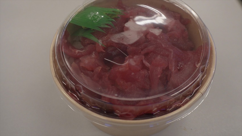 なはまぐろ市場で買ったマグロ丼いただきます。