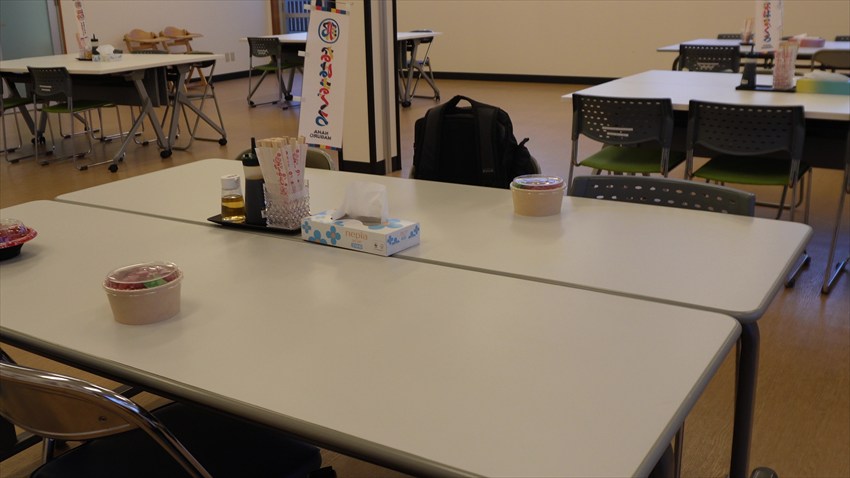 なはまぐろ市場で買ったマグロ丼2Fで食べることができます。