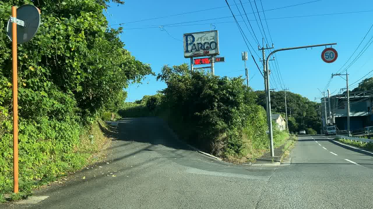 くじら浜へ向かう途中で国道から細い道が分かれる三叉路