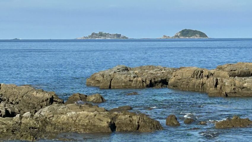 くじら浜の岩場越しに見える沖の島々