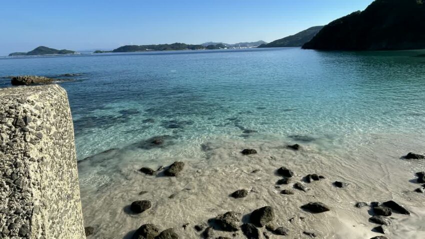 くじら浜の浅瀬に透けて見える石と沖へ広がる海